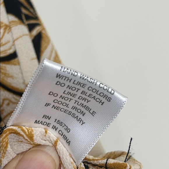 ROSE + OLIVE Black Ivory Smocked Floral Print Flutter Sleeve Blouse Size 1X - Picture 11 of 16